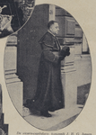300332 Afbeelding van kannunik J.H.G. Jansen (vicaris-capitularis en pastoor te Utrecht) op de stoep van het ...